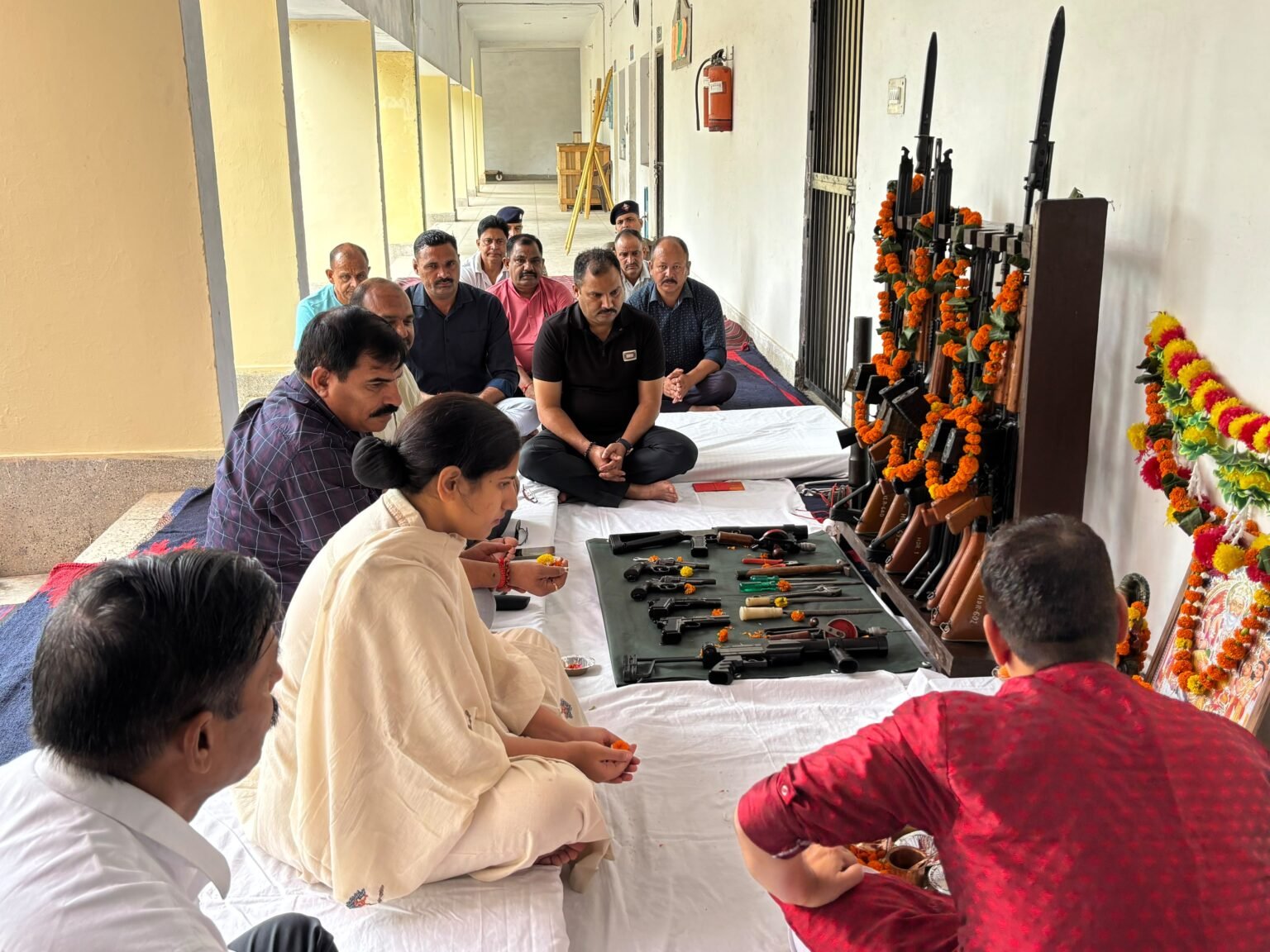 विश्वकर्मा दिवस पर पुलिस लाइन में विधिवत हुई अस्त्र-शस्त्र और उपकरणों की पूजा।