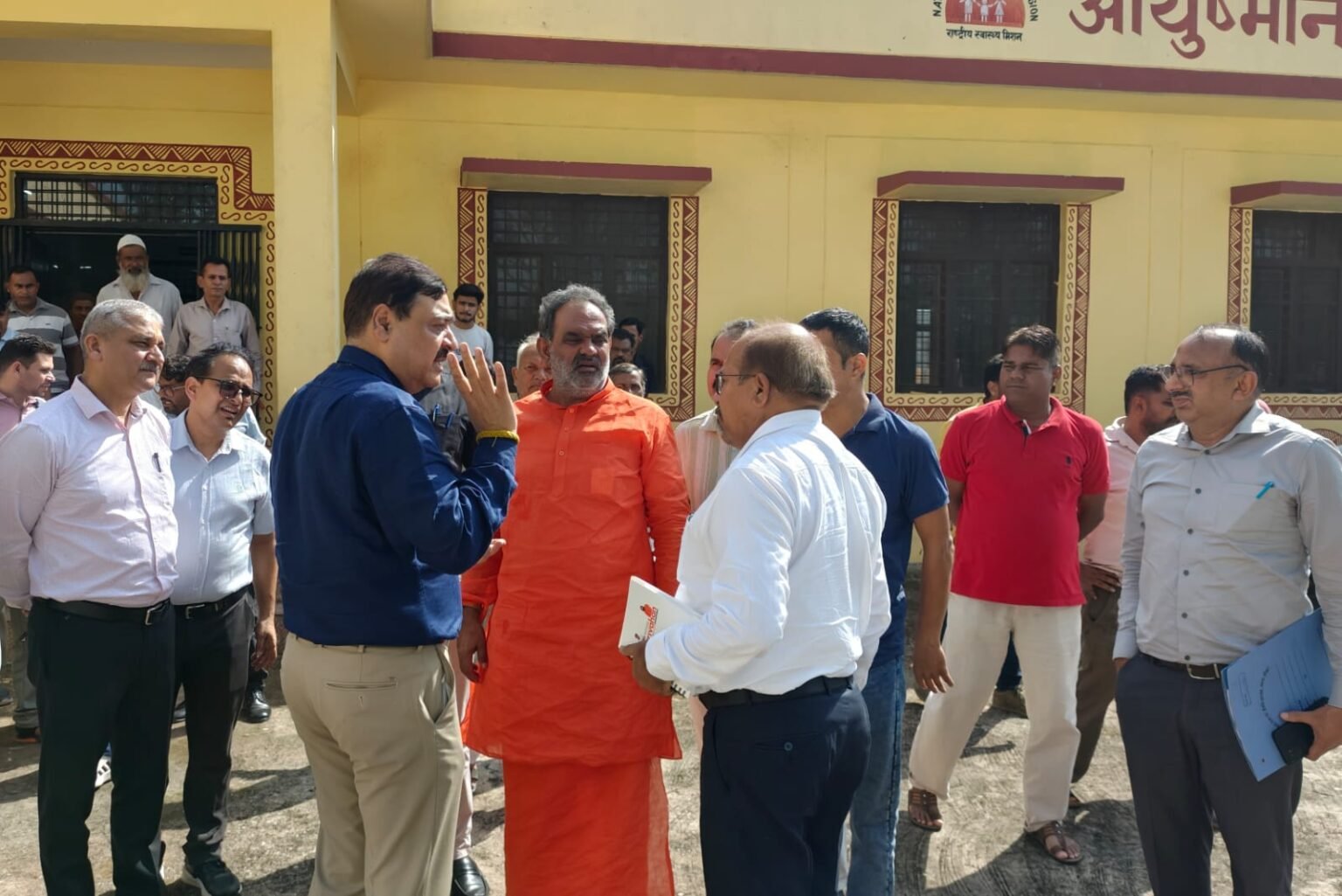 श्यामपुर प्राथमिक स्वास्थ्य केंद्र में शनिवार से ओपीडी सेवा शुरू, स्वास्थ्य सचिव विनय शंकर पांडे एवं स्वामी यतीश्वरानंद ने किया शुभारंभ।