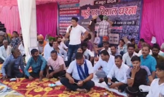 सराय-एक्कड़ मार्ग पर कूड़े के खिलाफ ग्रामीणों का धरना, कूड़ा हटाओ, जान बचाओ की मांग; जलभराव और दुर्गंध से ग्रामीण परेशान।