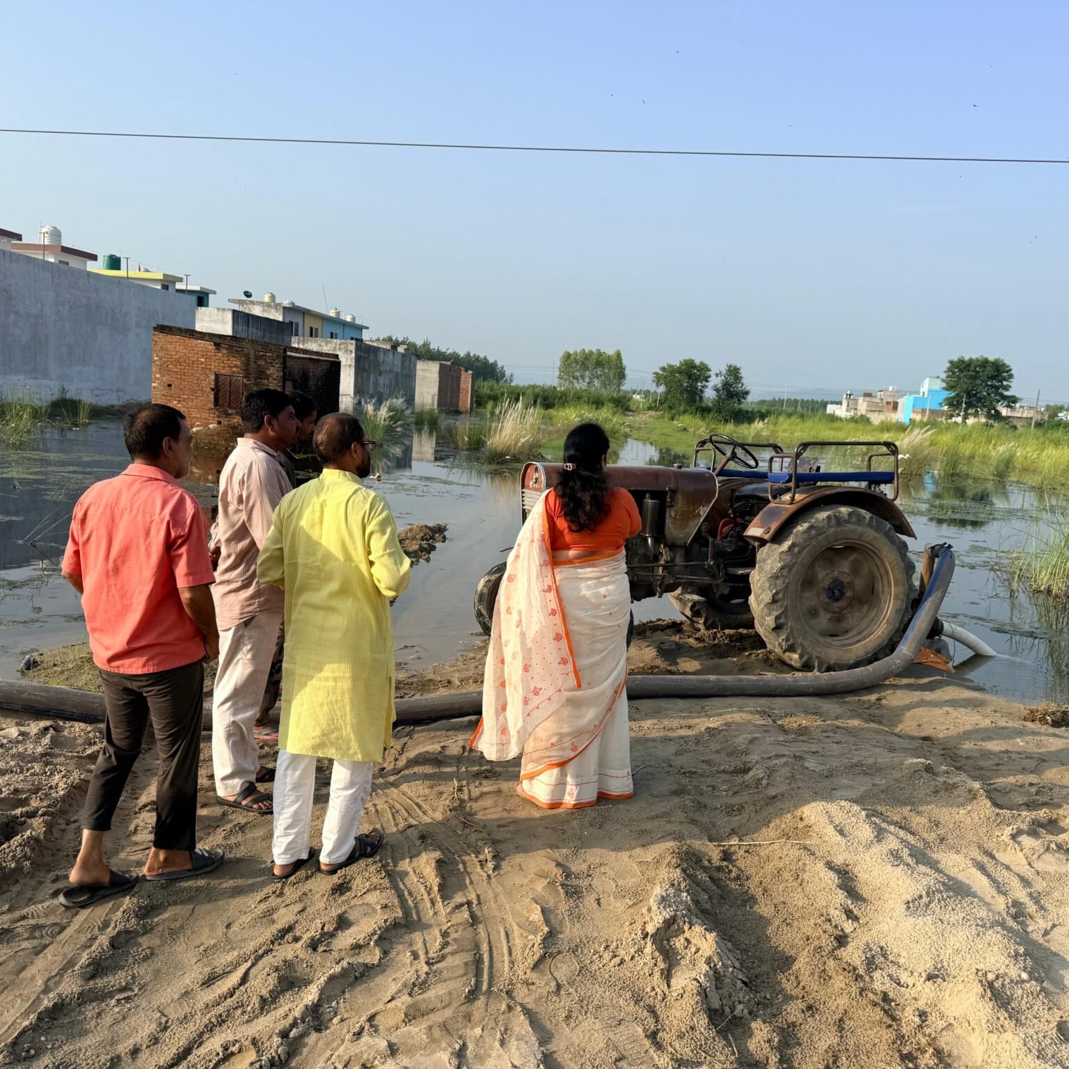 जिलाधिकारी मयूर दीक्षित के निर्देशन में जिला आपदा प्रबंधन अधिकारी सहित सिंचाई, राजस्व, पुलिस, विकास एवं जल संस्थान की संयुक्त टीम ने सुमन नगर क्षेत्र का स्थलीय निरीक्षण किया।