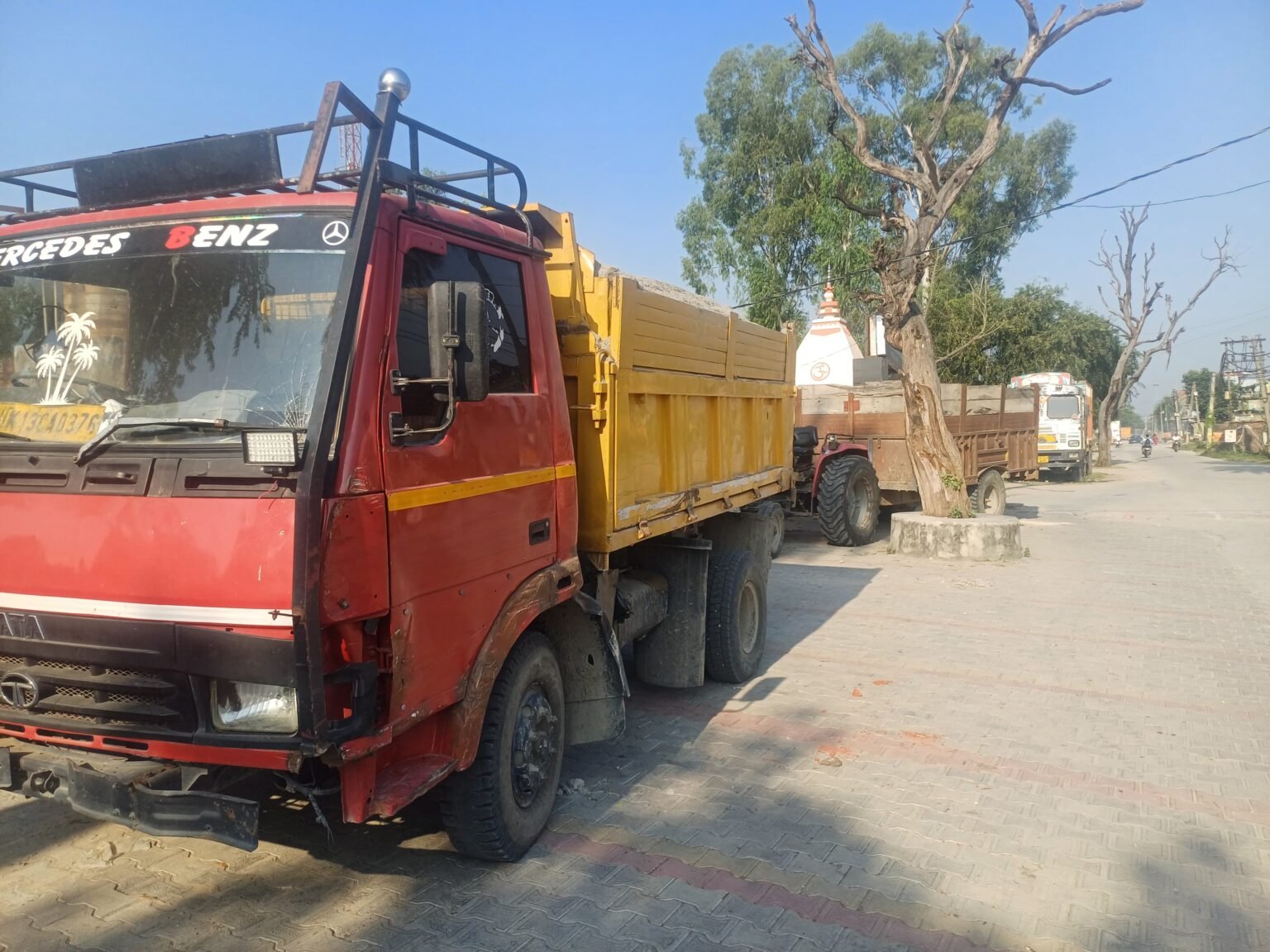 अवैध खनन और ओवरलोड वाहनों के संचालन पर अंकुश लगाने के लिए लक्सर पुलिस की कार्रवाई, दो वाहन सीज।