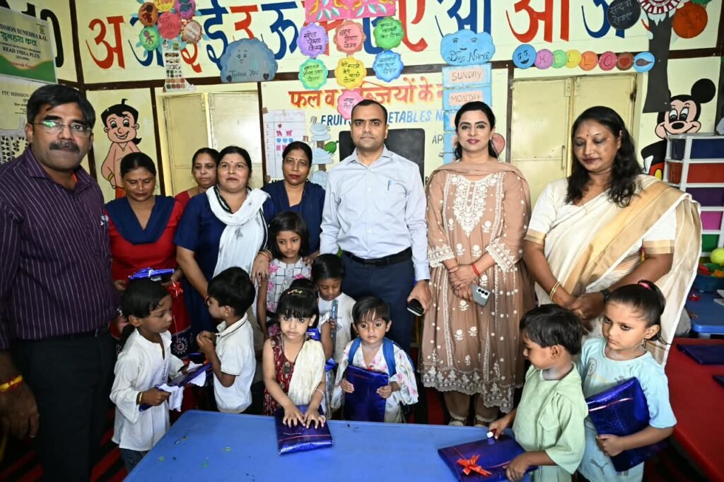 आंगनबाड़ी केंद्र पहुंचकर जिलाधिकारी की पत्नी प्रज्ञा दीक्षित ने बच्चों के साथ सादगी से मनाया जन्मदिन।