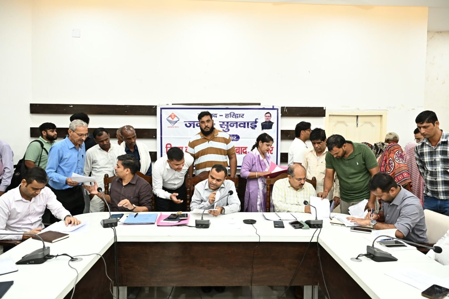 जनसुनवाई कार्यक्रम में विभिन्न विभागों से संबंधित 68 समस्याएं/ शिकायतें दर्ज की गई,जिसमें मौके पर 32 समस्याओं का किया गया निस्तारण तथा शेष शिकायतों को संबंधित अधिकारियों को त्वरित निराकरण हेतु किया गया प्रेषित।