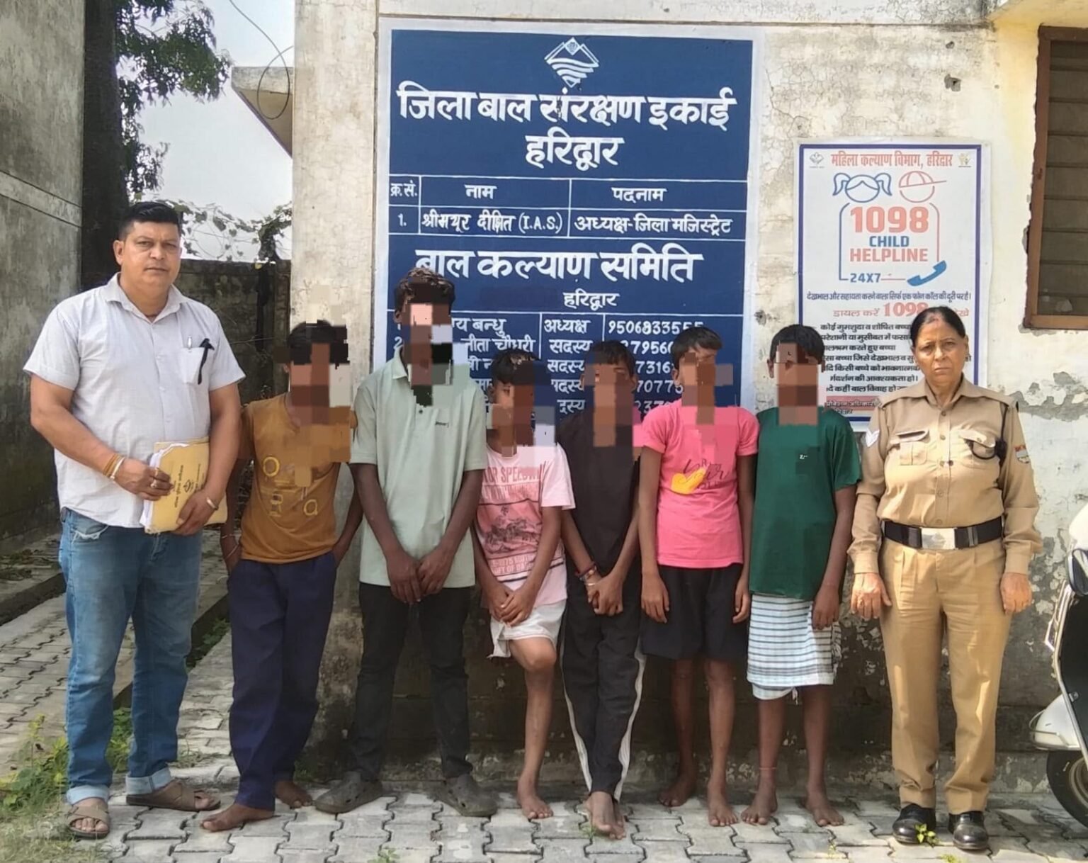हर की पैड़ी, रेलवे स्टेशन और बस अड्डे पर AHTU का अभियान, छह बच्चे रेस्क्यू, गंगा में छलांग लगाकर सिक्के निकाल रहे बच्चों को भी पुलिस ने बचाया, सभी को बाल कल्याण समिति के समक्ष किया पेश।