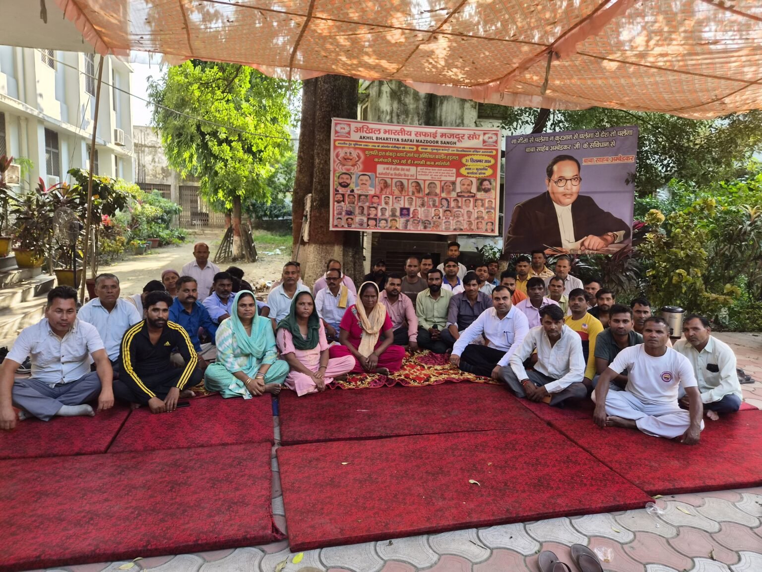 दूसरे दिन भी जारी रही अस्थायी कर्मचारियों की अनिश्चितकालीन हड़ताल, प्रशासन से वार्ता नहीं होने पर बढ़ा रोष।