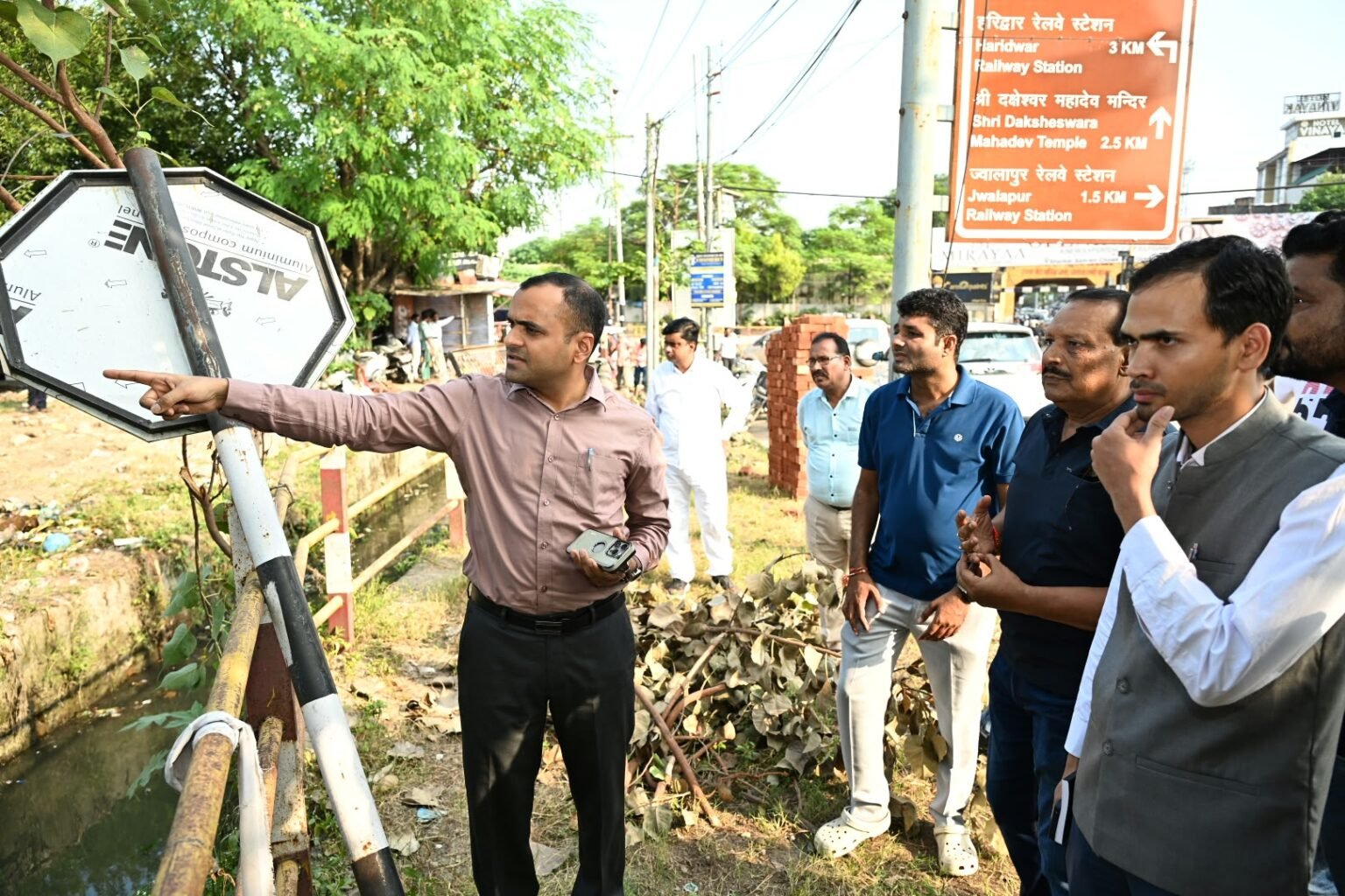जिलाधिकारी मयूर दीक्षित ने भगत सिंह चौक का किया निरीक्षण, ज्वालापुर की ओर नाले पर स्लैब डालने के निर्देश दिए।