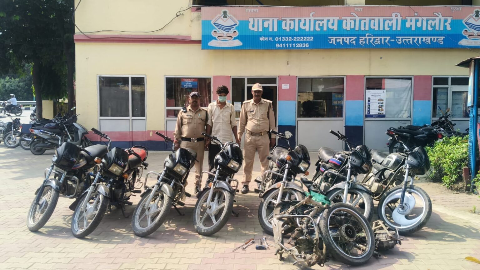 अंतरराज्यीय वाहन चोर गिरोह का खुलासा, आठ चोरी की बाइक बरामद, मंगलौर पुलिस ने एक आरोपी को किया गिरफ्तार, बाल अपचारी हिरासत में; हरिद्वार और उत्तर प्रदेश में हुई वाहन चोरी की घटनाओं से जुड़े तार।