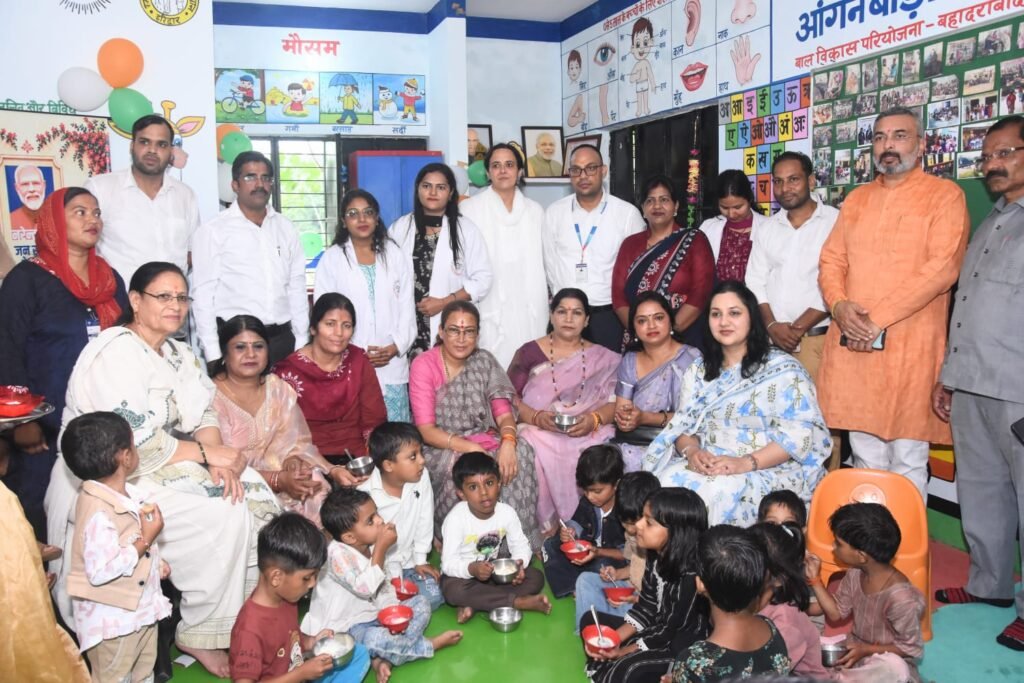 विभागीय मंत्री रेखा आर्या ने उत्कृष्ट कार्य करने वाली आंगनबाड़ी कार्यकत्रियों, सहायिकाओं और आशा बहनों का किया सम्मान, कहा आंगनबाड़ी बहने पहुंचा रहीं योजनाओं का लाभ जरूरतमंद परिवारों तक।