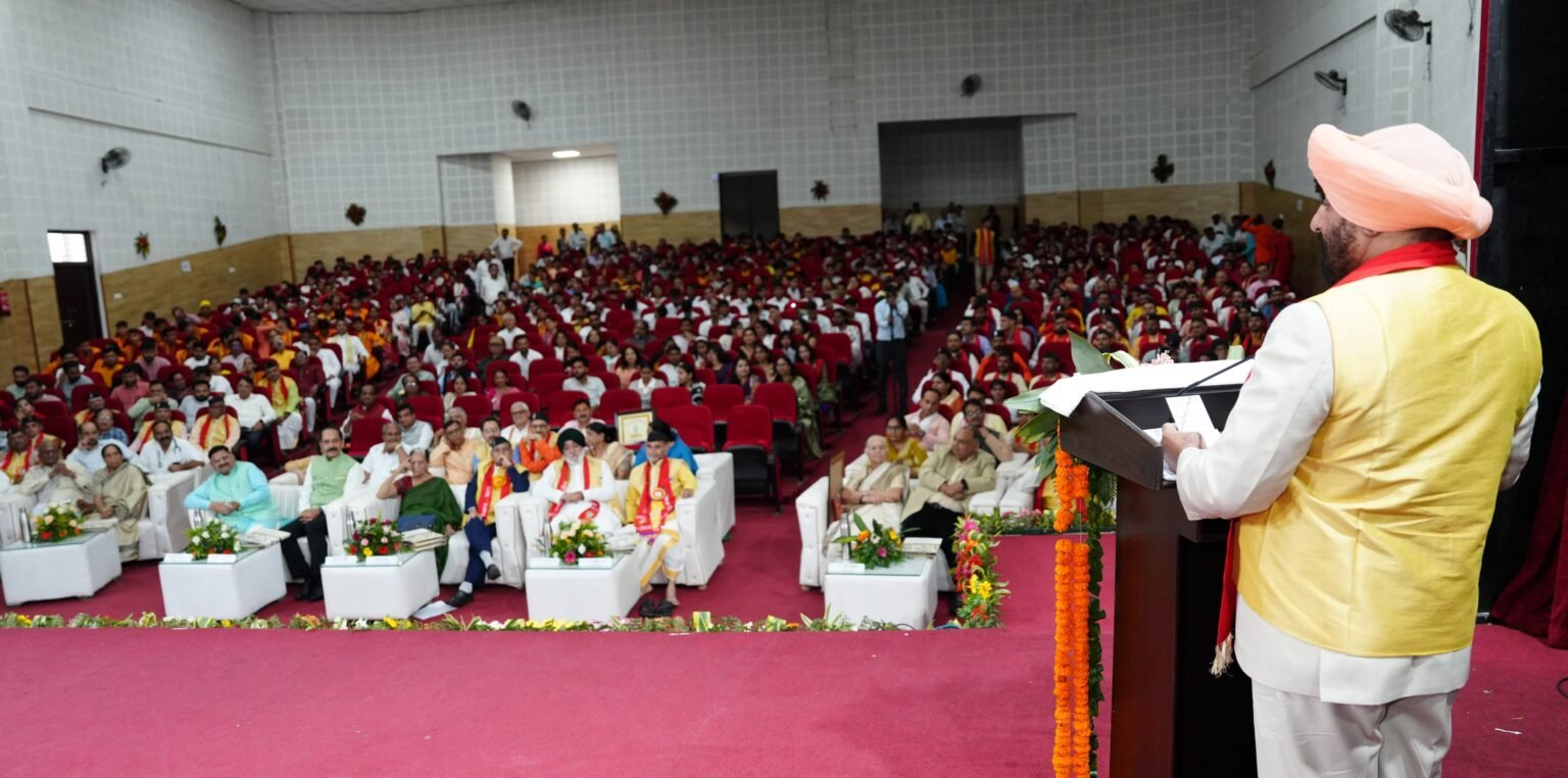 संस्कृत विवि के दीक्षांत समारोह में राज्यपाल ने 32 छात्रों को गोल्ड मेडल और छह छात्रों को पीएचडी की उपाधि से नवाजा।