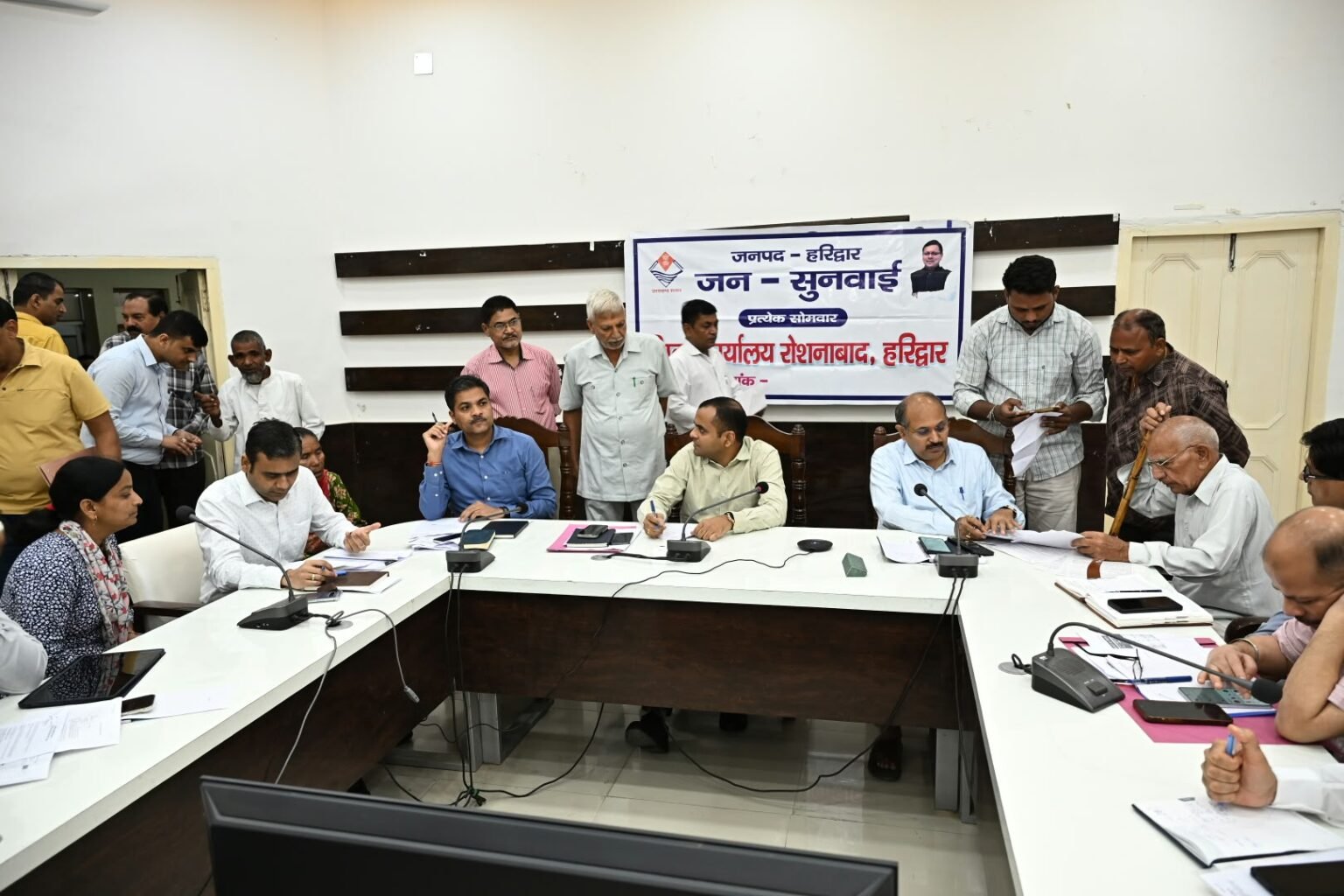 जनपद वासियों की समस्याओं को त्वरित निस्तारण के उदेश्य से जिलाधिकारी मयूर दीक्षित की अध्यक्षता में प्रत्येक सोमवार को आयोजित किया जा रहा है जन सुनवाई कार्यक्रम।
