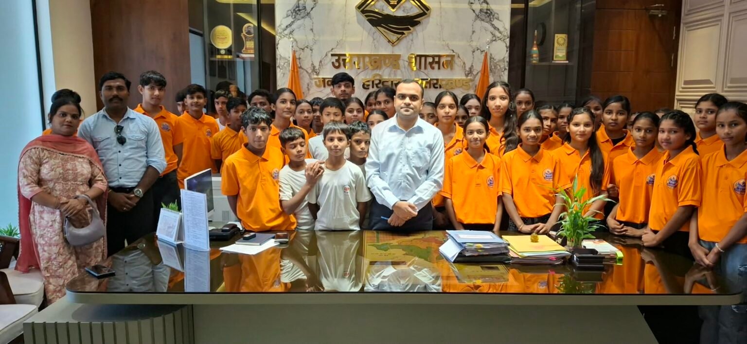 सत्यम पाठशाला के बच्चों ने किया जिला मुख्यालय का भ्रमण।