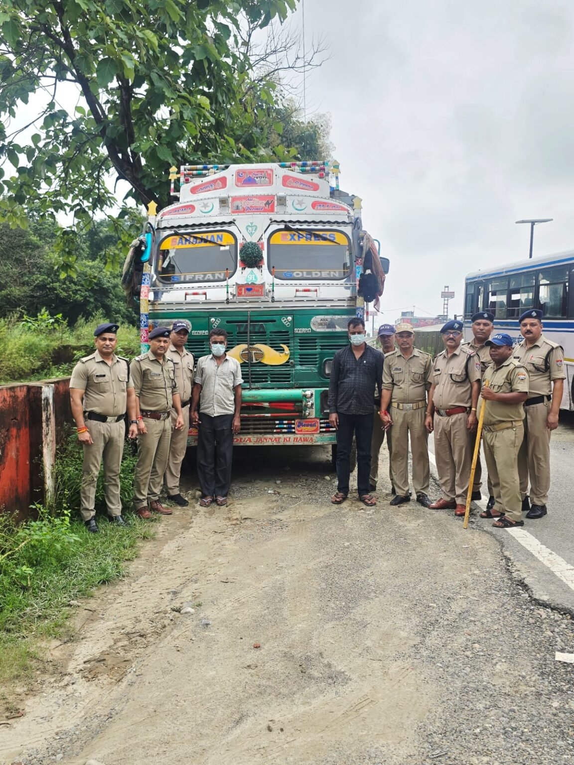 माईनिंग चेक पोस्ट से चोरी 35 लाख का ट्रक बरामद, दो आरोपी गिरफ्तार, 48 घंटे में हरिद्वार पुलिस ने सुलझाया चोरी का मामला, जंगल की झाड़ियों से बरामद किया 12 टायरा ट्रक।