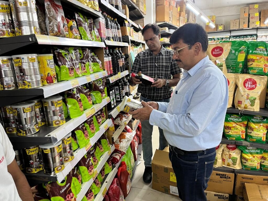 खाद्य सुरक्षा विभाग की टीमों ने जनपद हरिद्वार में विभिन्न खाद्य प्रतिष्ठानों एवं दुग्ध वाहनों का किया निरीक्षण, कनखल में बिना खाद्य अनुज्ञप्ति के दुग्ध वाहन पकड़ा गया, रुड़की में विभिन्न खाद्य पदार्थों के नमूने लेकर संबंधित प्रतिष्ठानों को नोटिस जारी।