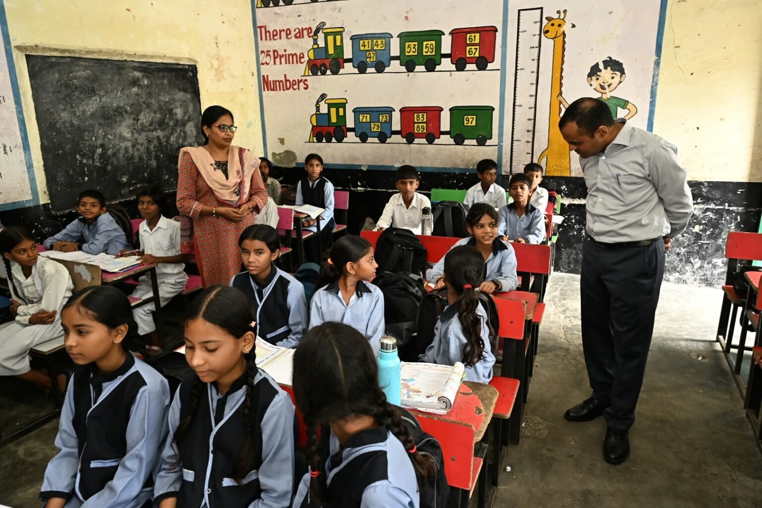 जिलाधिकारी ने छात्र छात्राओं से संवाद कर उन्हें पढ़ाए जा रहे पाठ्यक्रम एवं मिड डे मिल की ली जानकारी
