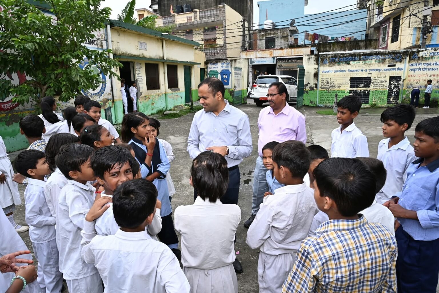 जिलाधिकारी मयूर दीक्षित ने राजकीय प्राथमिक विद्यालय नं 3, ज्वालापुर एवं राजकीय प्राथमिक विद्यालय नं 18 कनखल का औचक निरीक्षण कर शिक्षा एवं मध्याह्न भोजन की गुणवत्ता का जायजा लिया।