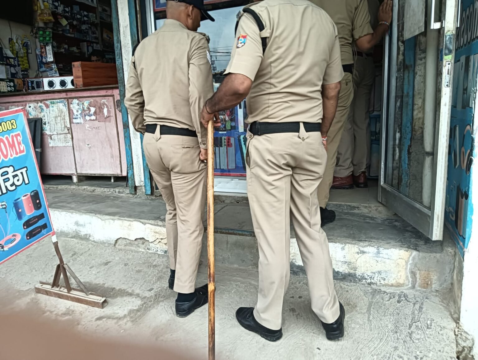 आपराधिक तत्वों के पेंच कसने के लिए एसएसपी नवनीत सिंह के निर्देश पर सड़कों/ गलियों में पहुंची पुलिस, 800 से ज्यादा संदिग्ध आए हरिद्वार पुलिस द्वारा सुबह सुबह चलाए गए सत्यापन अभियान के रडार में।