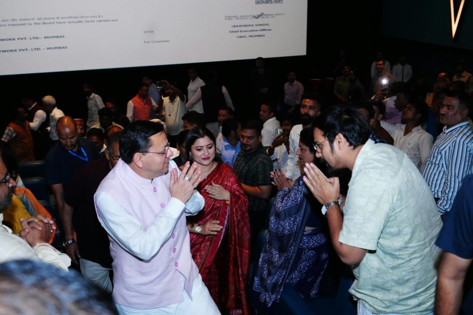 मुख्यमंत्री पुष्कर सिंह धामी ने देखी आध्यात्मिक फिल्म ‘हनुमान अंश’, नीम करौली बाबा की भक्ति और सेवा भावना से हुए अभिभूत।