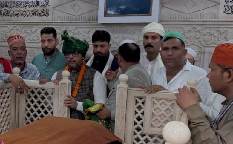 भाजपा अल्पसंख्यक मोर्चा के नवनियुक्त राष्ट्रीय अध्यक्ष ने साबिर पाक की दरगाह में पहुंचकर मांगी अमनो-शांति की दुआएं,पेश किए चादर व अकीदत के फूल।