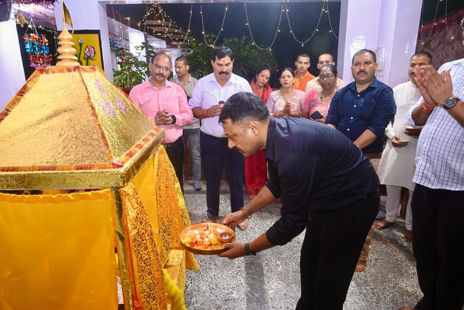 श्री कृष्ण जन्माष्टमी पर्व पर पुलिस लाइन में कन्हैया के रंग में रंगी हरिद्वार पुलिस व क्षेत्रीय जनता, श्री दुर्गा मन्दिर में “लड्डू गोपाल का” झूला झुलाकर डीएम मयूर दीक्षित सपरिवार व कप्तान नवनीत सिंह ने मां के साथ की गई पूजा अर्चना।