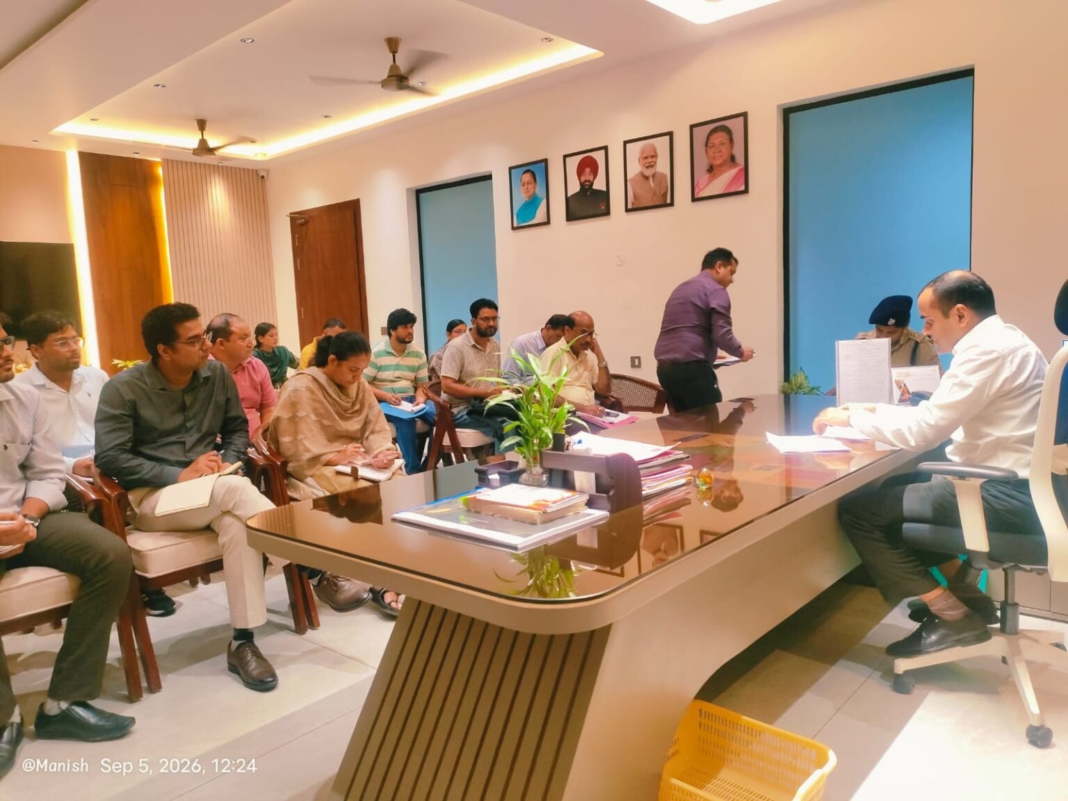 भारी वाहनों के सड़क किनारे पार्किंग पर लगेगी प्रभावी रोक, राष्ट्रीय राजमार्गों पर अतिक्रमण किसी भी दशा में बर्दाश्त नहीं: जिलाधिकारी।