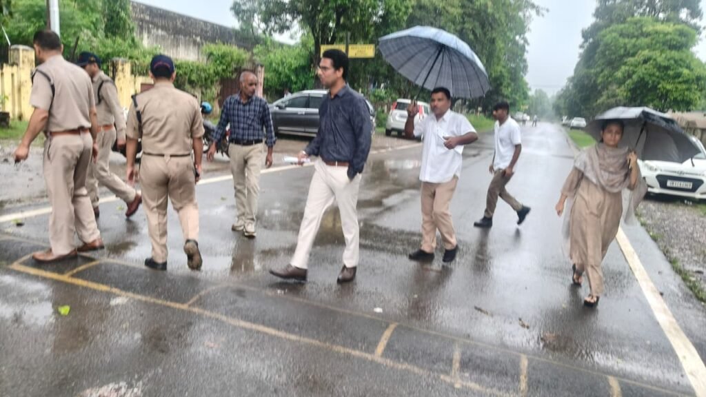 जिलाधिकारी मयूर दीक्षित के निर्देशों के क्रम में एआरटीओ कार्यालय परिसर का संयुक्त निरीक्षण।