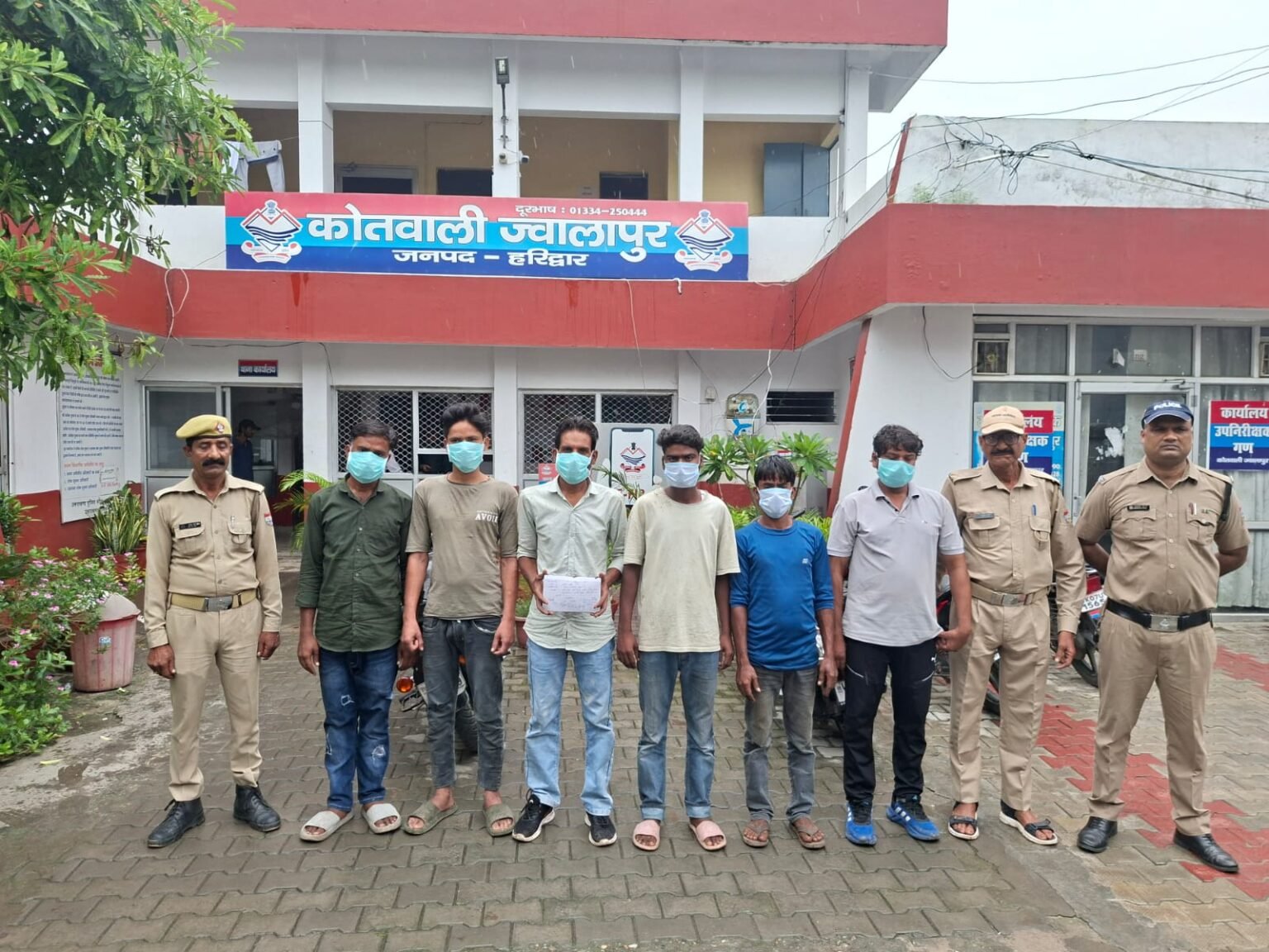 ज्वालापुर पुलिस ने मोहल्ला तेलियान स्थित खाली प्लॉट मे सटोरियों को सट्टे की खाई-बाड़ी करते हुए दबोचा, रुपये किये बरामद।
