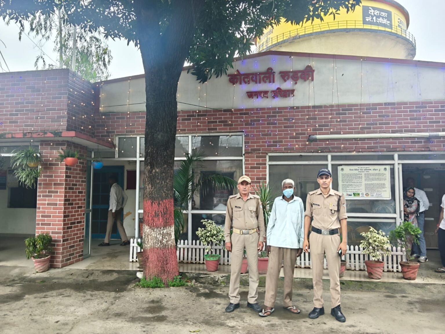 हरिद्वार पुलिस का जमीन धोखाधड़ी के मामले में कड़ा एक्शन, जमीन बेचने के नाम पर ₹12 लाख की धोखाधड़ी, फर्जी बैनामा तैयार करने के आरोपी को पुलिस ने हिरासत में लिया।