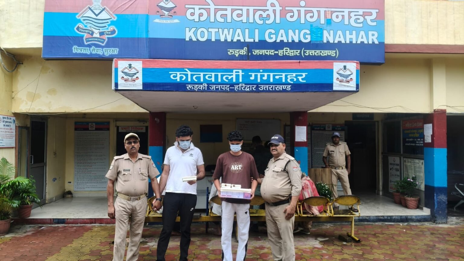 SSP नवनीत सिंह के निर्देश पर नशा तस्करों के विरुद्ध हरिद्वार पुलिस का लगातार प्रहार, गंगनहर पुलिस व ANTF हरिद्वार की संयुक्त टीम ने 02 नशा तस्करों को दबोचा।