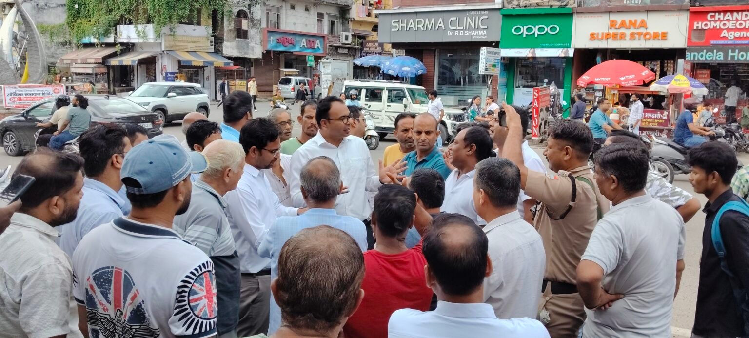 मेला प्रशासन ने स्थानीय जनप्रतिनिधियों एवं व्यापारियों को योजनाओं के ब्लू प्रिंट और डिजाइन दिखाकर दी विस्तृत जानकारी, फुटपाथ, सड़क एवं चौराहों के सुधार और सौंदर्यीकरण कार्यों में स्थानीय लोगों की सहूलियत का रखा जाएगा पूरा ध्यान।