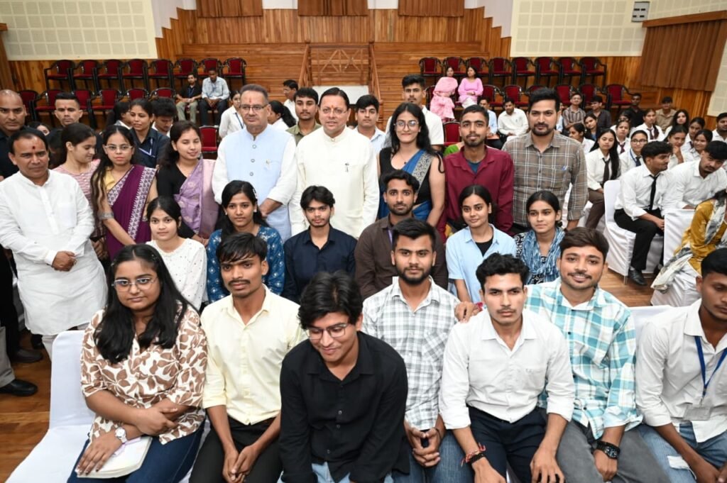 प्रथम चरण में 11 हजार छात्र-छात्राओं को निःशुल्क ऑनलाइन कोचिंग से जोड़ा जाएगा, संसाधनों और अवसरों की कमी किसी प्रतिभाशाली युवा के सपनों की राह में नहीं बनेगी बाधाः मुख्यमंत्री।