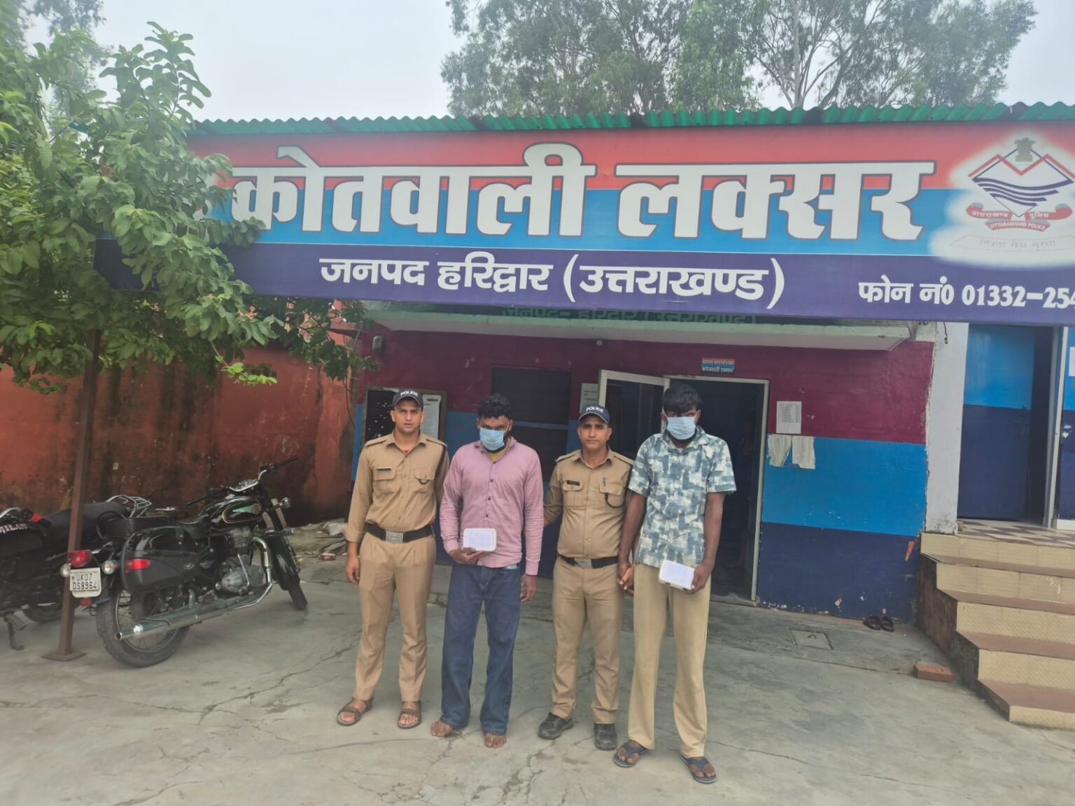 लक्सर में घर में हुई लाखों की चोरी का पुलिस ने किया खुलासा, दो आरोपी गिरफ्ता, सोने-चांदी के आभूषण व वारदात में इस्तेमाल बाइक बरामद।