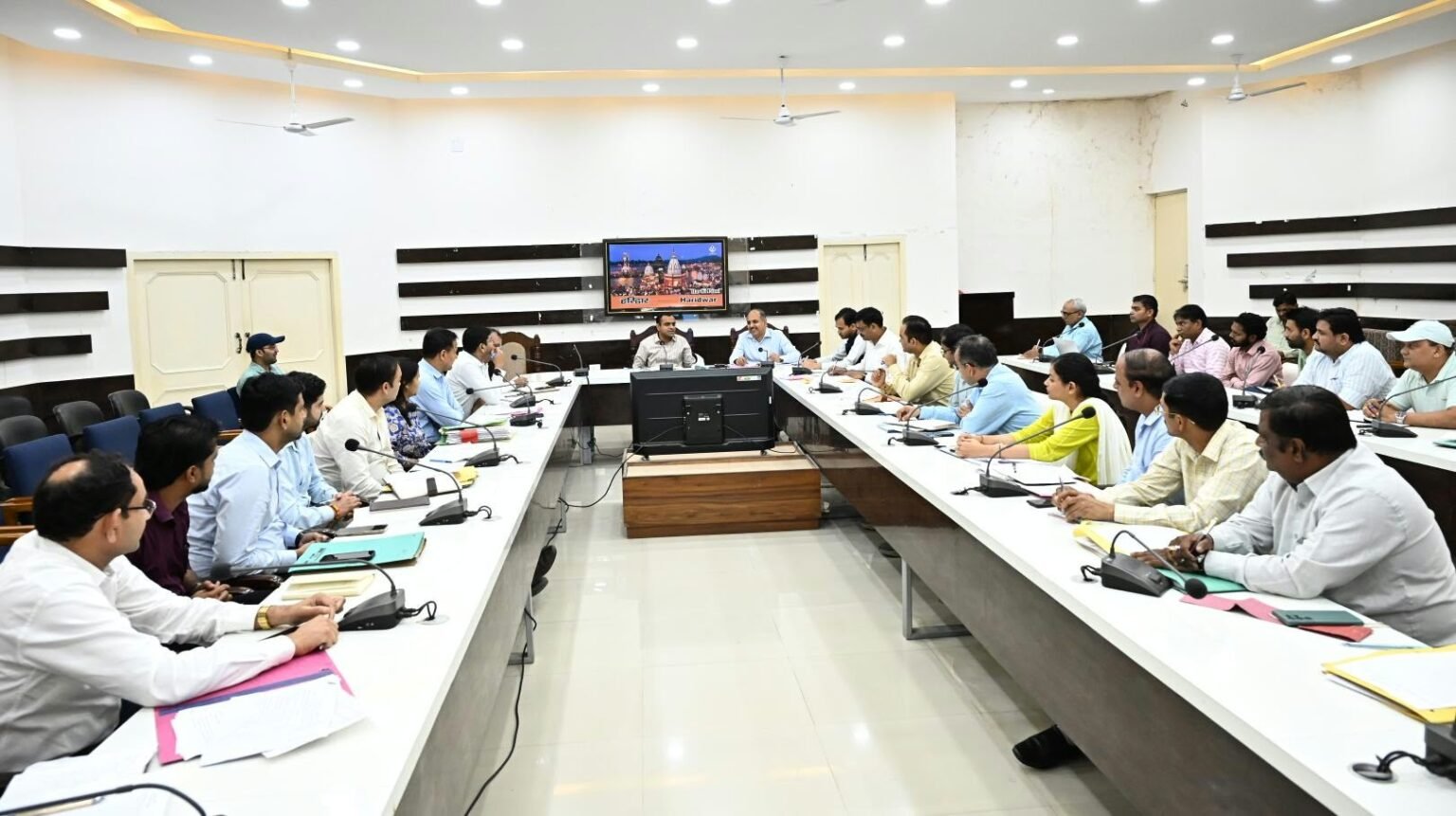 हरिद्वार जिलाधिकारी मयूर दीक्षित की अध्यक्षता में जिला कार्यालय सभागार में हुई समीक्षा बैठक, सभी निकायों को स्वच्छता कार्यों में तेजी लाने के निर्देश।