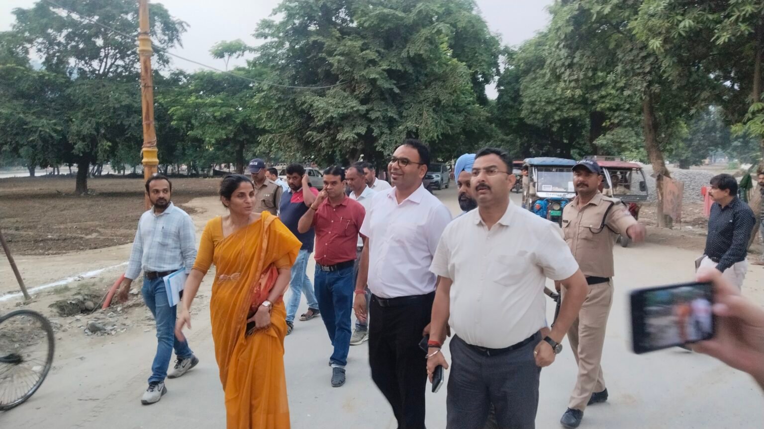 हरिद्वार कुंभ मेला-2027 की तैयारियों को लेकर मेलाधिकारी सोनिका ने किया विभिन्न निर्माण कार्यों का स्थलीय निरीक्षण, दूधाधारी चौक-ज्वालापुर सड़क के नवीनीकरण के कामों में सभी हितबद्ध लोगों के सुझावों को प्राथमिकता।