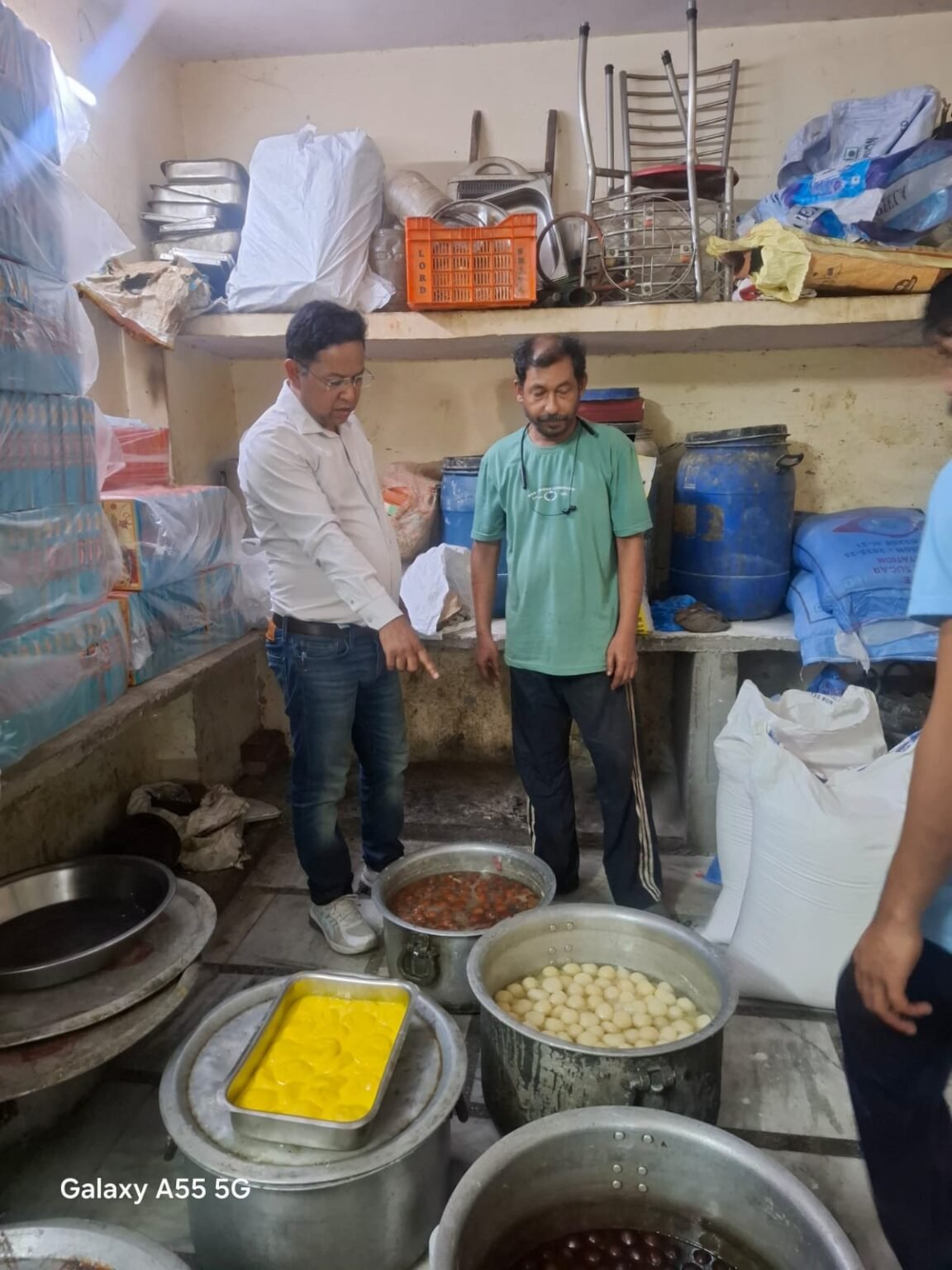 हरिद्वार जिलाधिकारी मयूर दीक्षित के निर्देश पर खाद्य सुरक्षा विभाग की लगातार कार्रवाई, हरिद्वार नगर क्षेत्र में खाद्य प्रतिष्ठानों का सघन निरीक्षण, एक्सपायरी डेट के 150 किलोग्राम रसगुल्ले नष्ट कराए, पांच प्रतिष्ठानों को नोटिस जारी कर 14 दिनों में स्पष्टीकरण मांगा।