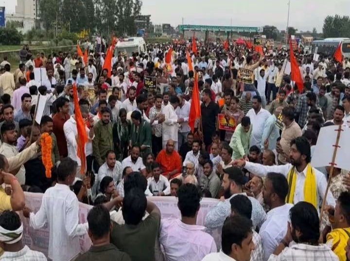 यूजीसी, एससी-एसटी कानून और आरक्षण के विरोध में बहादराबाद टोल प्लाजा पर प्रदर्शन।