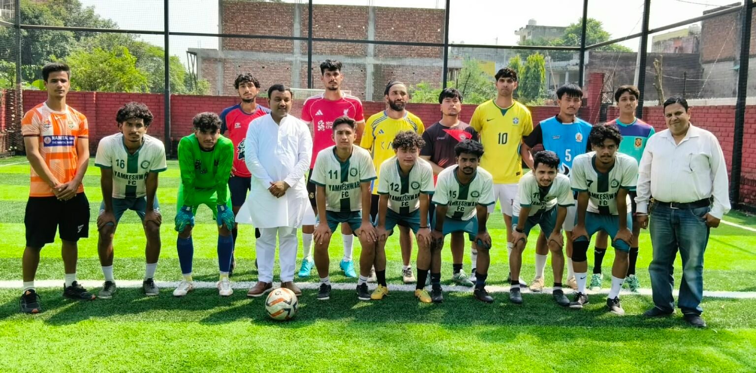 फुटबॉल प्रतियोगिता में विजयी खिलाड़ियों का पूर्व मेयर गौरव गोयल ने सम्मान कर किया उत्साह वर्धन,कहा क्षेत्रीय नहीं,बल्कि राष्ट्रीय व अंतरराष्ट्रीय स्तर पर बनाएं पहचान।