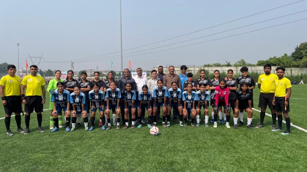 खेल महाकुंभ 2026-27 के तहत मुख्यमंत्री चैम्पियनशिप ट्रॉफी की राज्य स्तरीय बालिका फुटबॉल प्रतियोगिता का योगस्थली खेल परिसर, रोशनाबाद में हुआ आयोजन।