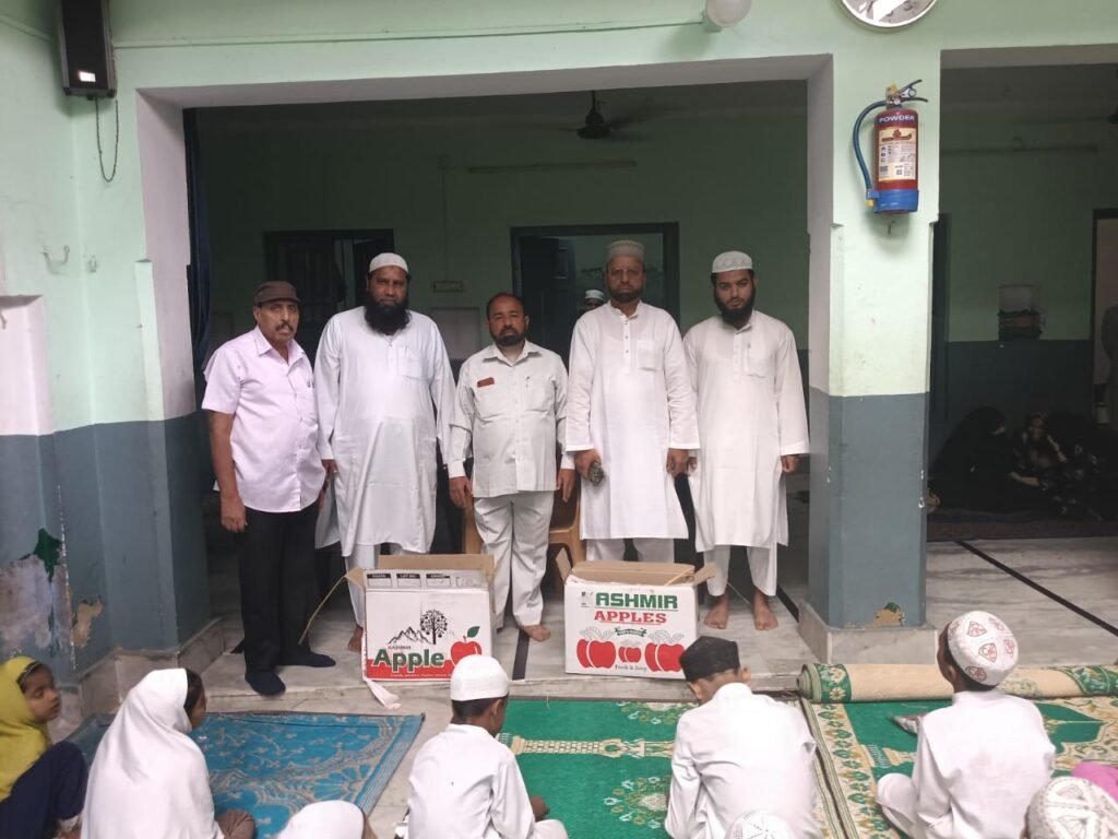 शादाब शम्स के जन्मदिवस पर लगातार दूसरे दिन मदरसों में फल वितरण।