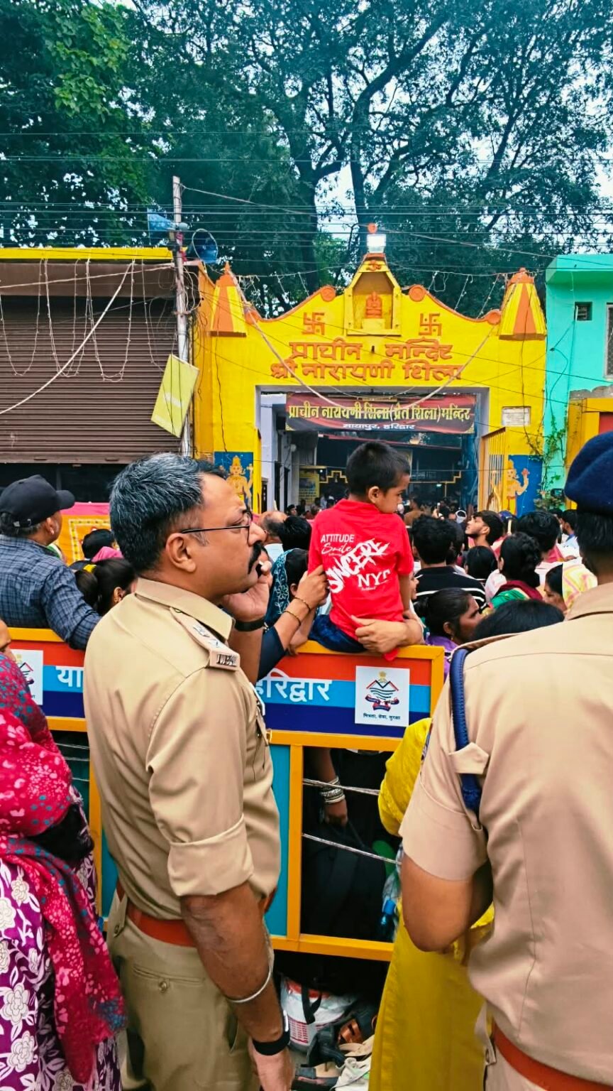 पितृ अमावस्या पर नारायणी शिला पहुंचे एसएसपी नवनीत सिंह, सुरक्षा व्यवस्था का लिया जायजा, भीड़ को देखते हुए अधिकारियों को दिए आवश्यक दिशा-निर्देश, बुजुर्गों और बच्चों की सुरक्षा पर विशेष ध्यान देने के निर्देश।