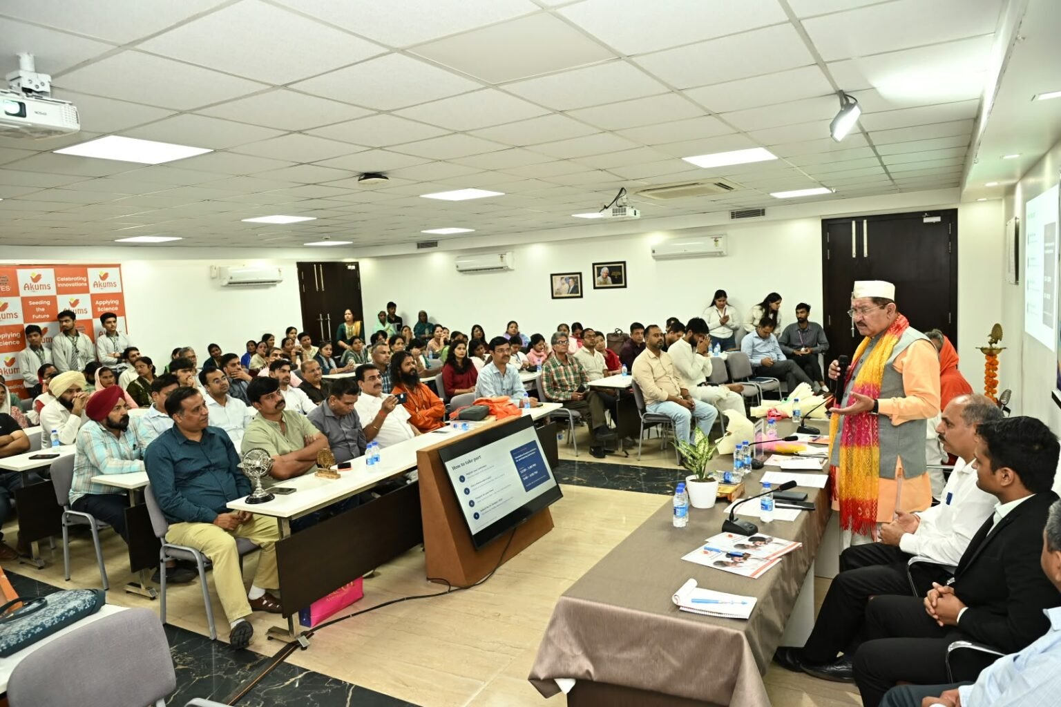 हरिद्वार में एमएसएमई इकाइयों से विशेष संवाद, स्कूली बच्चों के स्टार्टअप और नवाचारों से प्रभावित हुए उद्योग मंत्री