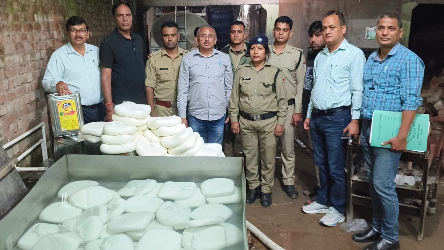 लक्सर में पनीर निर्माण इकाई पर खाद्य सुरक्षा विभाग की छापेमारी, करीब 10 कुंतल खाद्य पदार्थ नष्ट।