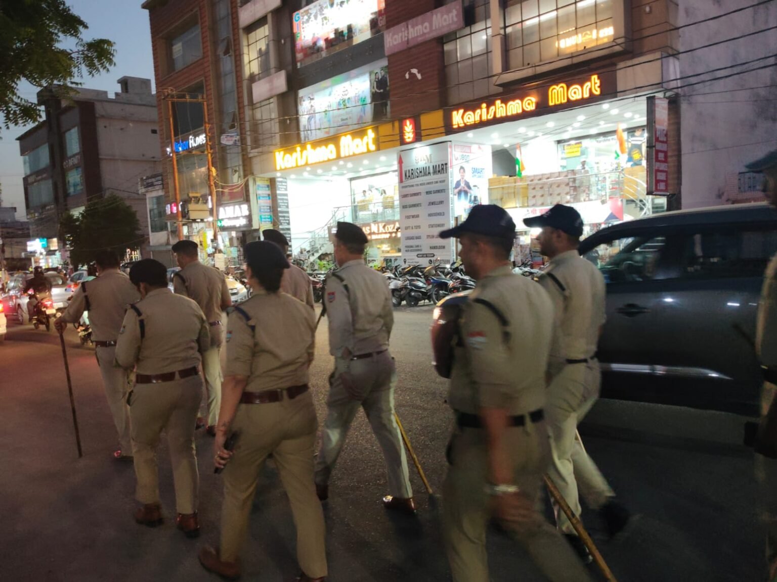 आगामी त्योहारों के दृष्टिगत हरिद्वार पुलिस अलर्ट, सी ओ सदर सुरेंद्र प्रसाद बलूनी के नेतृत्व में शिवालिक नगर में फ्लैग मार्च।