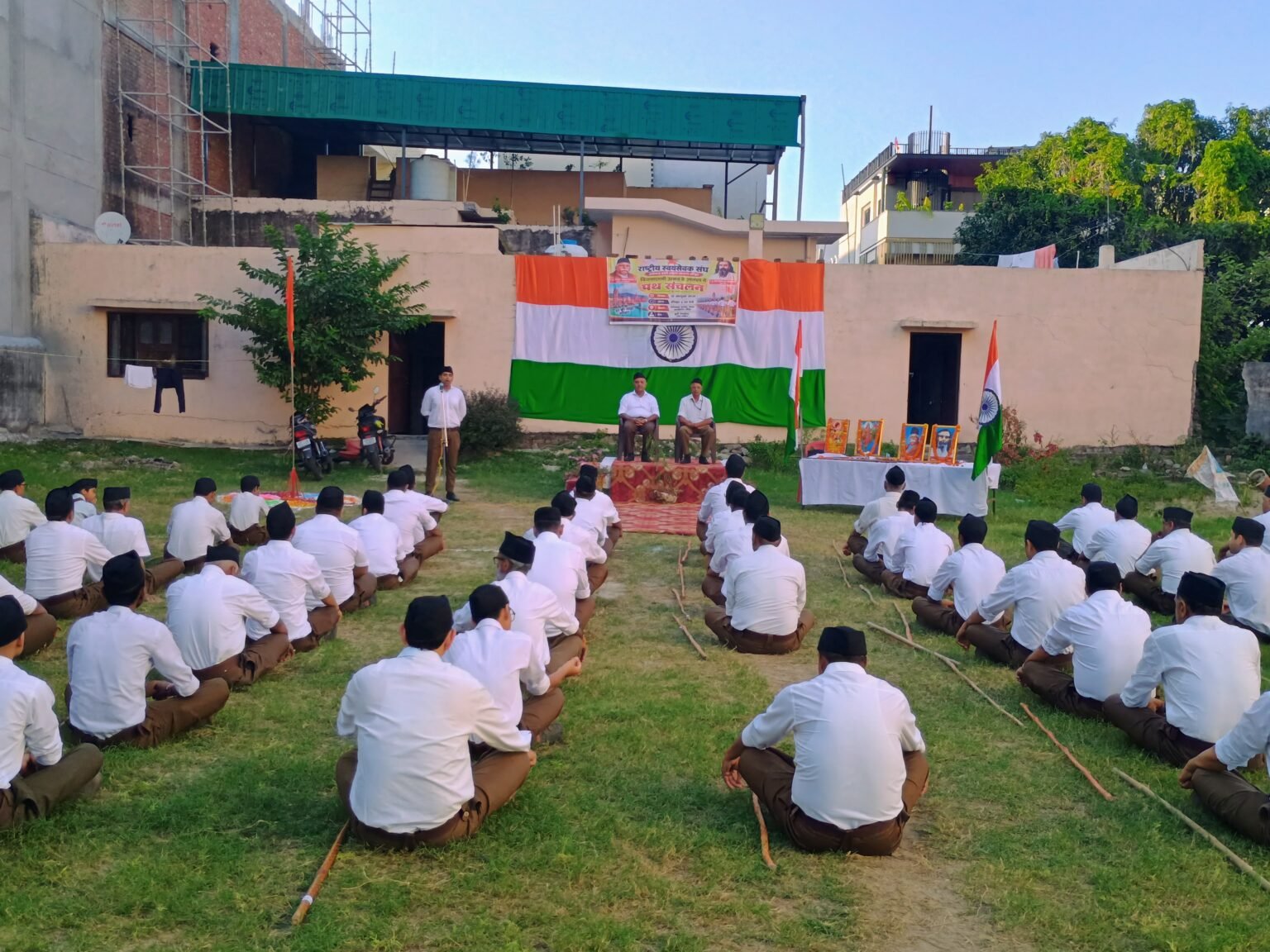 हरिद्वार में RSS का भव्य पथ संचलन, पुष्पवर्षा कर नागरिकों ने किया स्वयंसेवकों का स्वागत।