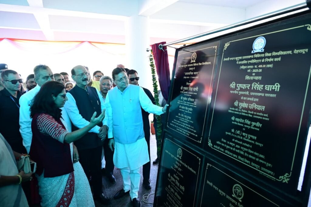 मुख्यमंत्री ने सेलाकुई में हेमवती नंदन बहुगुणा उत्तराखण्ड चिकित्सा शिक्षा विश्वविद्यालय परिसर में 20.55 करोड़ रुपये की पांच योजनाओं का किया शिलान्यास एवं लोकार्पण।