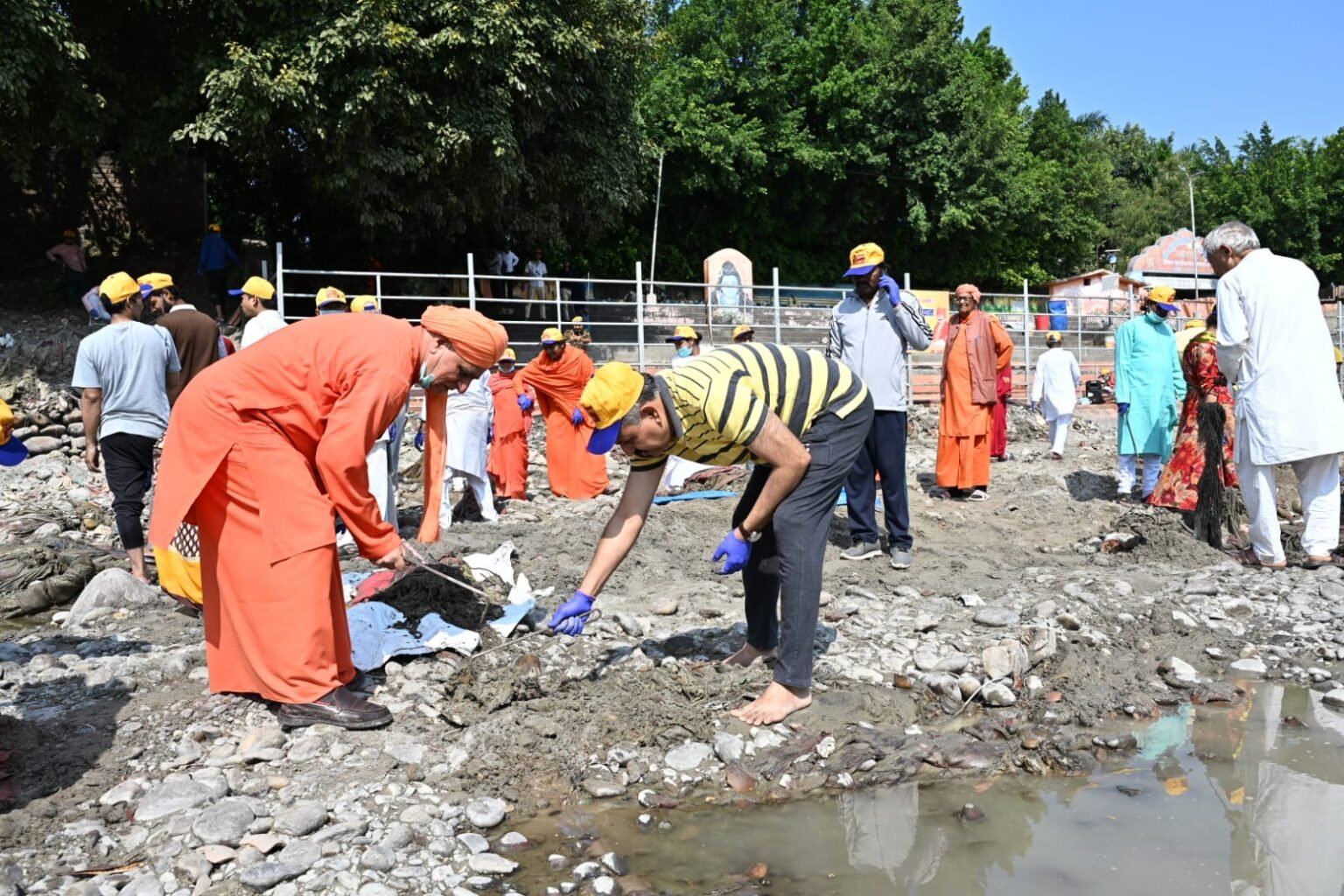 प्रेम नगर आश्रम स्थित घाट एवं आसपास के क्षेत्रों में कई सौ लोगों ने किया श्रमदान, लगभग 10 टन गीला एवं सूखा कूड़ा एकत्रित कर निस्तारण के लिए भेजा।