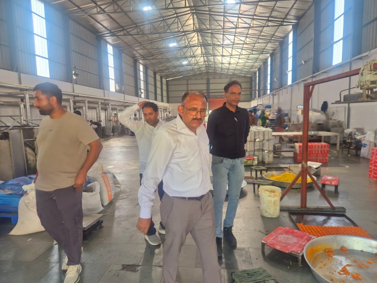 दीपावली पर्व के दृष्टिगत खाद्य सुरक्षा विभाग की विशेष अभियान के तहत कार्रवाई, विभिन्न प्रतिष्ठानों का किया औचक निरीक्षण।