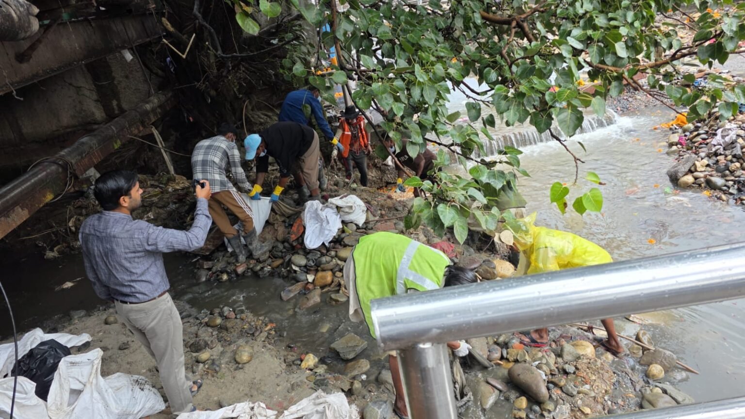 गंगा में गंदा पानी गिरने की खबर पर जिलाधिकारी मयूर दीक्षित ने लिया संज्ञान,सिटी मजिस्ट्रेट ने संबंधित अधिकारियों के साथ नई सोता नाले की टैपिंग व्यवस्था का किया गया स्थलीय निरीक्षण।