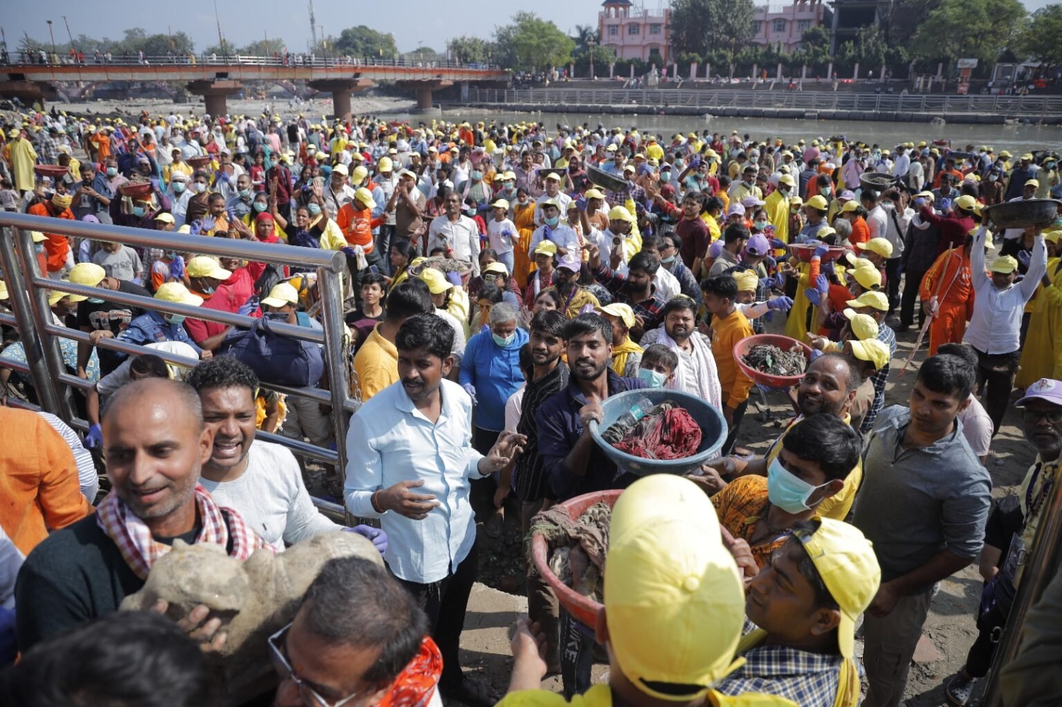 मुख्यमंत्री के निर्देशों के क्रम में कुंभ मेलाधिकारी श्रीमती सोनिका एवं जिलाधिकारी मयूर दीक्षित के नेतृत्व में 11वें दिन भी जारी रहा विशेष स्वच्छता महाअभियान।
